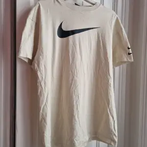 Mjuk oversized t-shirt från Nike. Tryck på framsidan. Strl S. Sällan använd och i bra skick