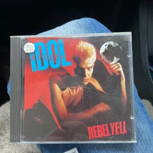 Billy Idol skiva - Billy idol skiva me låtar som Eyes without a face. Rätt sleten utsida men själva skivan är frågor å fin:)