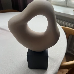 Skulptur från HM Home  - Fint skick. Höjd 32 cm.