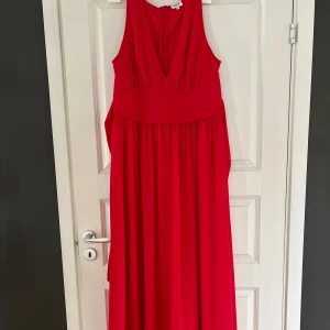 Balklänning, slips och näsduk - Säljer nu min älskade balklänning, använd 1 gång på min bal 2023. Klänningen är ifrån Bubbleroom i storlek 44. Jag var med klackar ish 175cm lång och då var klänning lite lång på mig. Köparen står för frakten. Köp klänningen för 500kr. Eller klänning, slips, näsduk för 700kr