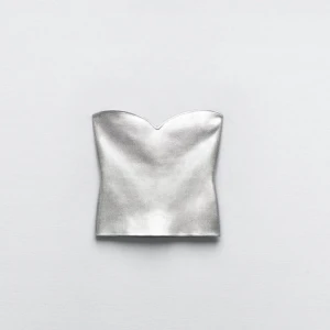 Silver topp - Säljer tyvärr denna topp från zara då den är för liten för mig 😢 Storlek S🩶 tryck gärna på köp nu