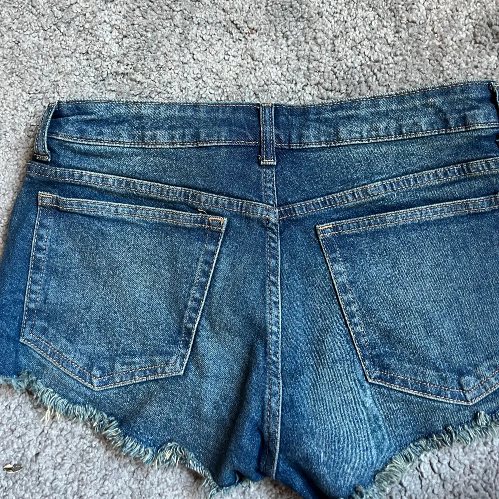 Så himla snygga jeans shorts som är låg midjade, perfekta till sommaren!  . Shorts.