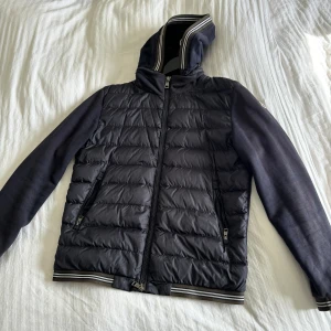 Moncler Cardigan - Moncler Maglia Cardigan Size L passar M  Cond 7/10 slitage fram och lite solblekt rygg se bild, annars bra skick Avtagbar luva  Finns i Uddevalla, kan skickas 