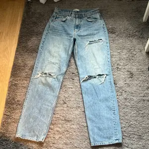 Jeans från ginatricot, säljer pga att jag köpte för liten storlek, inga fläckar. I storlek 38🩷