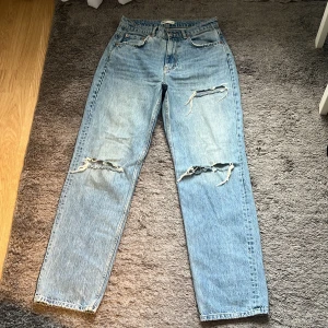 Blåa jeans  - Jeans från ginatricot, säljer pga att jag köpte för liten storlek, inga fläckar. I storlek 38🩷
