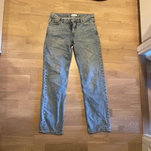 Raka jeans - Modell ”Low straight” från Gina Tricot, storlek 36!