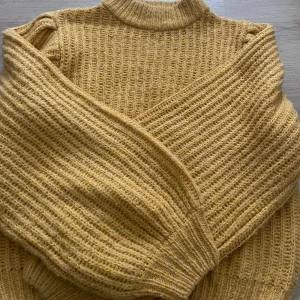 Gul stickad tröja  - En mysig stickad tröja 💛