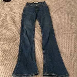 Jeans från gina tricot, använd några gånger och har inga hål eller fläckar. 
