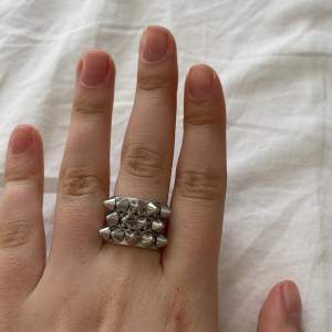säljer denna edblad ringen då den är för stor💕 den är i jätte fint skick och i storlek 18,50 mm