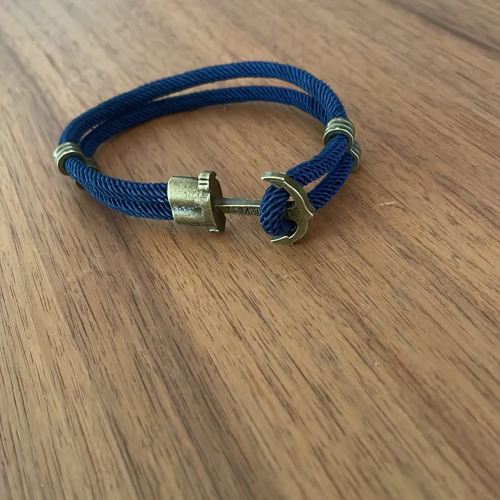 Stilrent marinblått armband Perfekt till sommarn och till dig som vill ha något extra till din outfit . Accessoarer.
