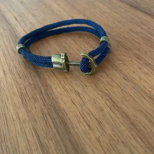 Stilrent marinblått armband Perfekt till sommarn och till dig som vill ha något extra till din outfit 