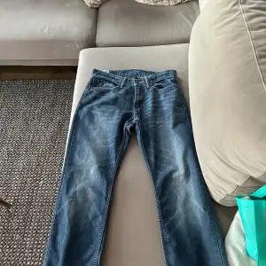 Super fina jeans som tyvärr inte går till användning men sitter som en smäck💖💖