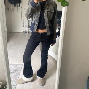 Jeansjacka  - Bra skicka och är super fin. Använder inte längre men den är så bekväm. Väldigt fin nu till våren. Pris kan diskuteras🫶🏽