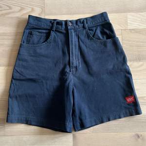 Mörkblå Levis shorts i storlek 36. De är i jättefint skick🫶🏻