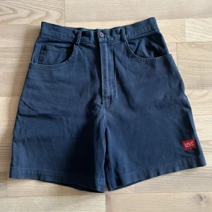 vintage levis shorts - Mörkblå Levis shorts i storlek 36. De är i jättefint skick🫶🏻