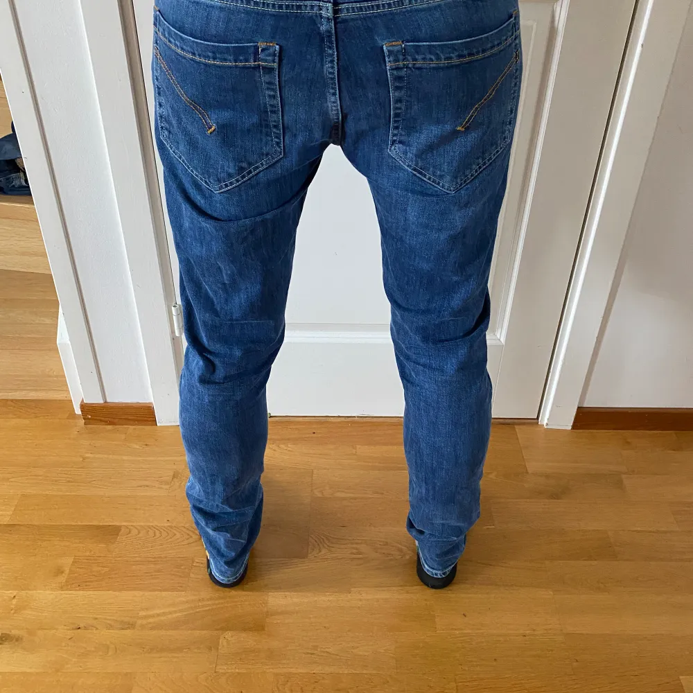 Tja! Säljer ett par dondup George jeans. Jeansen är i storlek 33 sitter som 32. Skicket på jeansen är 9/10 inga defekter. Vid frågor är de bara höra av dig🙌. Jeans & Byxor.