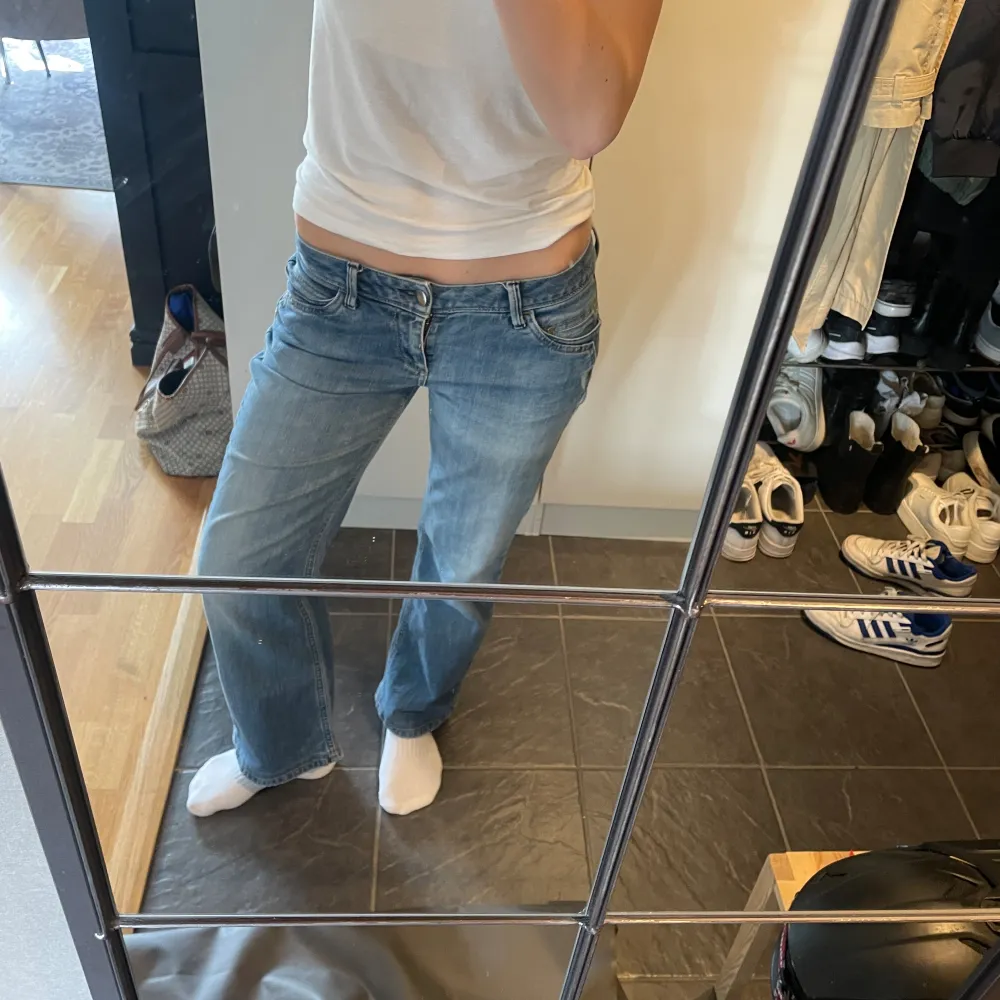 Lågmidjade jeans från ’esprit denim’. Midjemått : 41 cm och Innerbenslängd 72 cm. Passar någon som är runt 160 - 165🩷. Jeans & Byxor.