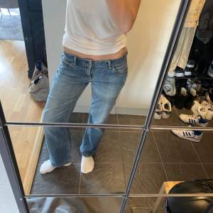 Lågmidjade jeans från ’esprit denim’. Midjemått : 41 cm och Innerbenslängd 72 cm. Passar någon som är runt 160 - 165🩷