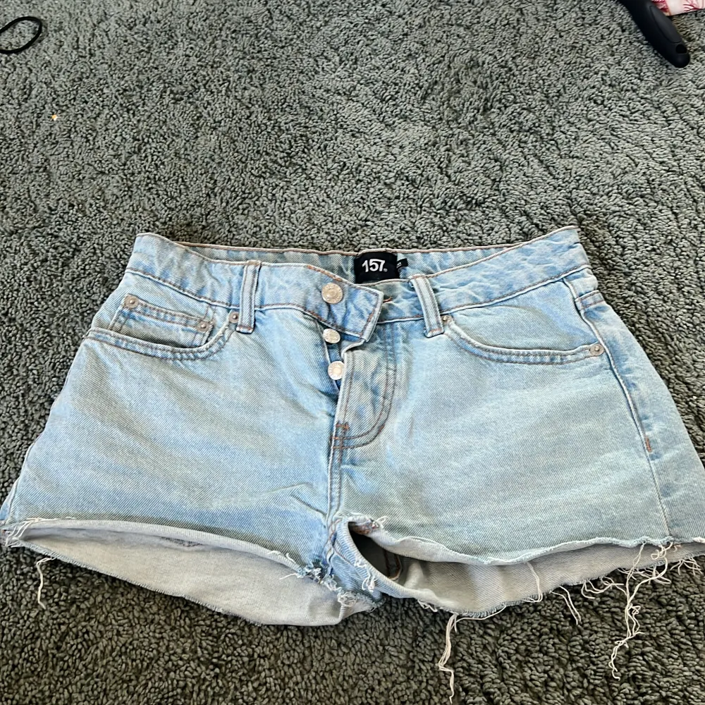 Säljer lågmidjade ljusblåa jeans shorts från lager 157. Mycket bra skick bara använda några få gånger. Shorts.