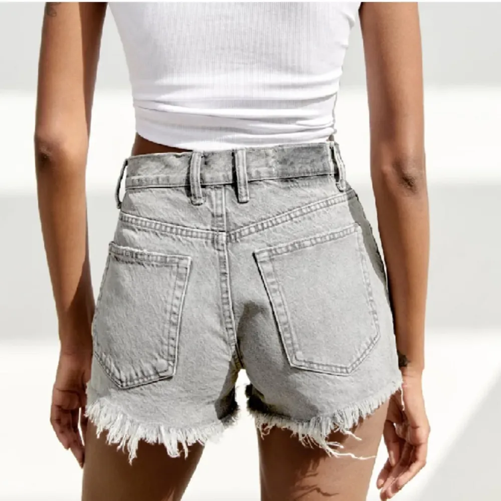 Jätte fina gråa oanvända jeans shorts frpn zara🙌🙌. Shorts.