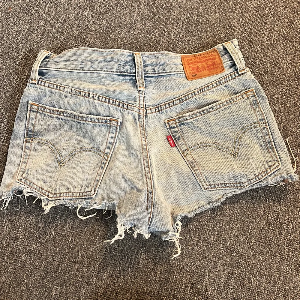 Korta Low Waist jeans shorts från levis. DÖ SNYGGA MEN TYVÄRR FÖR SMÅ😩😩😍Storlek xs/s. Snabby köp så kan jag tänka mig sänka priset!. Shorts.