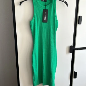 Sommarklänning - Grön sommarklänning köpt för 119, säljs för 75. Prislapp finns kvar💋