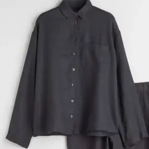 Mörkgrå linneskjorta från H&M, storlek S.  Material: 100% linne