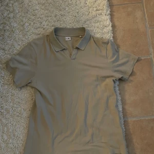 Piké  - Ovanlig piké i bambu material utan knappar. Snygg färg vilket är en mix mellan olivgrön, grå, beige.   Den är använd 1 gång och nypris är 1000kr