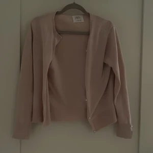 Rosa kofta💗 - Ljusrosa kofta från zara. Säljer då den är för kort för armarna. Den är använd men det är inte synligt. Pris kan diskuteras!💞