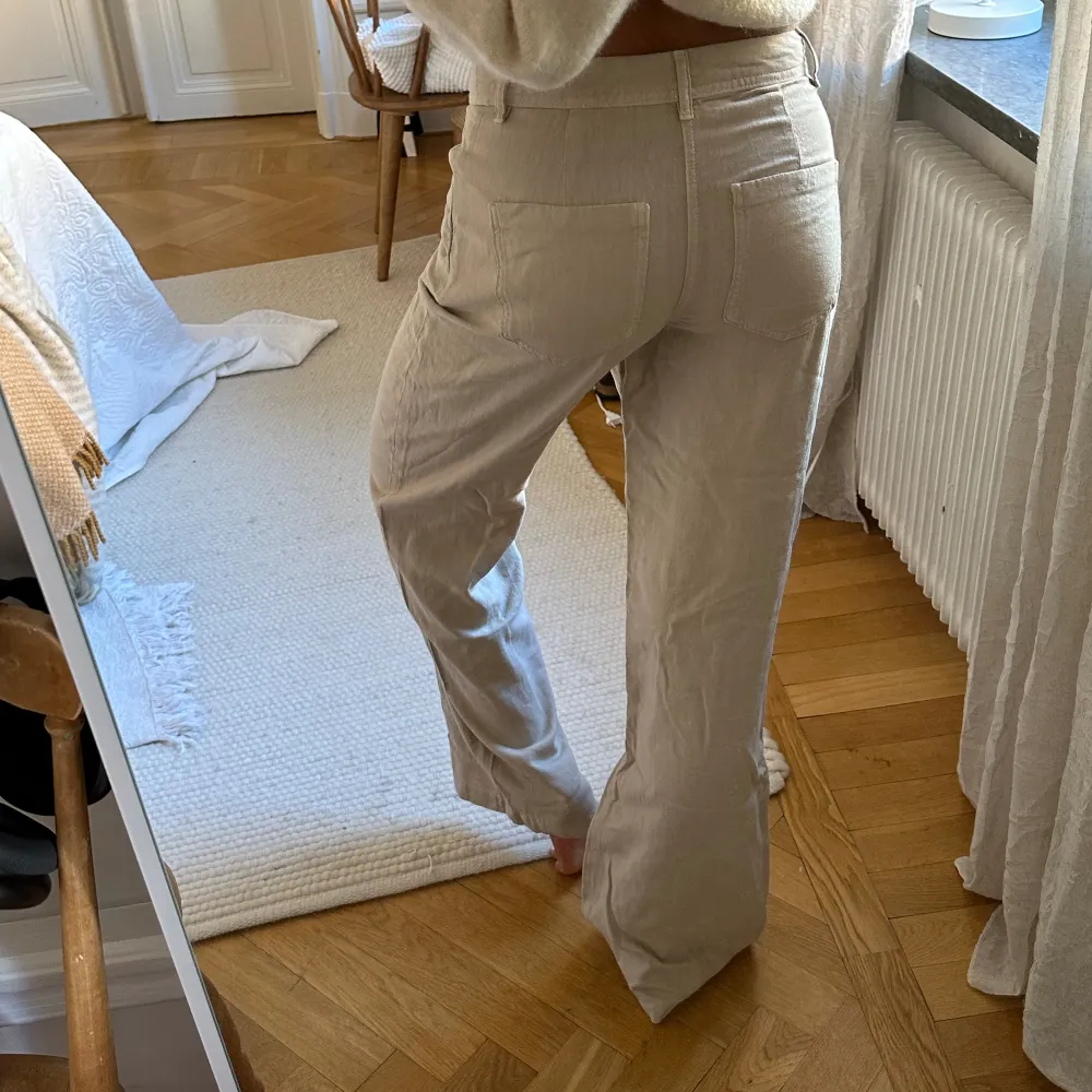Superfina linnebyxor från Zara i storlek XS. Har tyvärr inte kommit till användning då jag har ett par liknande, så dom är i nyskick 🌟Jag är 1,60 och bär de mid waist. Möter gärna upp i Stockholm 🌸. Jeans & Byxor.