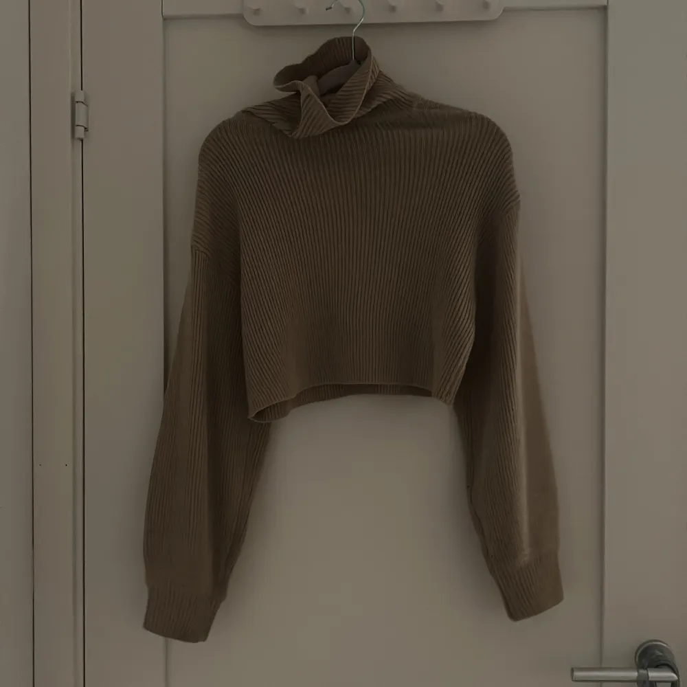 Beige kort tjocktröjan me flänga armar från H&M. Finns inga tecken på användning. Pris kan diskuteras.❤️. Neuletakit & Villapaidat.