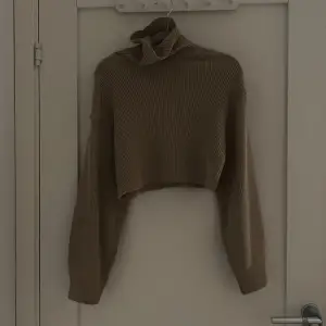 Beige kort tjocktröjan me flänga armar från H&M. Finns inga tecken på användning. Pris kan diskuteras.❤️