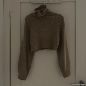Beige tröja - Beige kort tjocktröjan me flänga armar från H&M. Finns inga tecken på användning. Pris kan diskuteras.❤️