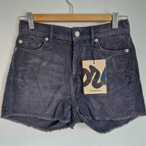 The Cords & Co Ebba High waist tight fit shorts i tunn manchester. 100% bomull.  New with tags Storlek 26 Ord.pris 599 kr