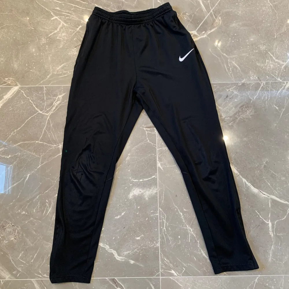 Snappa upp dessa svarta Nike träningsbyxor i begagnat skick! Perfekta för dina träningspass eller för avslappnade dagar. . Sportswear.