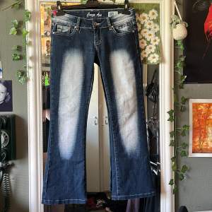 Så fina jeans från Crazy age! Inga defekter, alla rhinestones sitter på plats och dom är endast testade!  Storlek 40/30 (stretchiga) Midjemått rakt över: 38 cm Innerbenslängd: 71 cm Säljer dom då dom är för korta på mig som är 169!