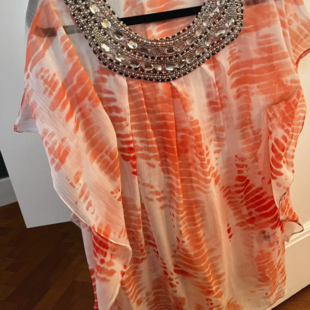 A beautiful see-through dress to be worn on top of swimwear or body . With beautiful rhinestones. Super light and cool. Size S/M. Klänningar.
