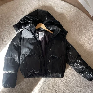 Vinter Jacka  - Säljer min sååå  sjuka snygga jacka från New Yorker, säljer den  för att den inte kommer längre till användning, inga defekter, precis som ny 💓💓