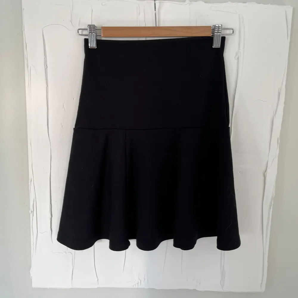 Superfin kjol som man kan vika ner till lågmidjat eller ha högre om man vill. Mjukt material 🌸 använd men i fint skick. Kjolar.