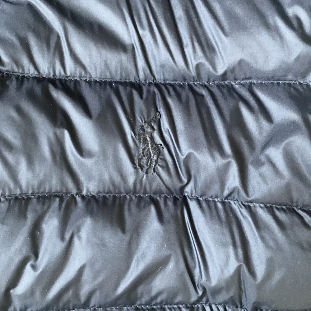 Jag säljer min Ralph lauren cardigan i väldigt bra skick, 9/10 knappt använd säljer den eftersom jag tycker den är lite liten för mig. Är lite liten i storleken. Köpte den för 2800kr helt ny. Skriv om minsta fundering.. Jackor.