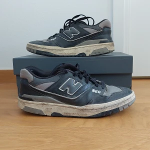 New balance 550 - Fynda!  New balance 550 i använt skick! Nypris 1650 på new balance hemsida!  Använt skick.  Storlek 40  Kom med ett bud så fixar vi ett väleigt bra pris!