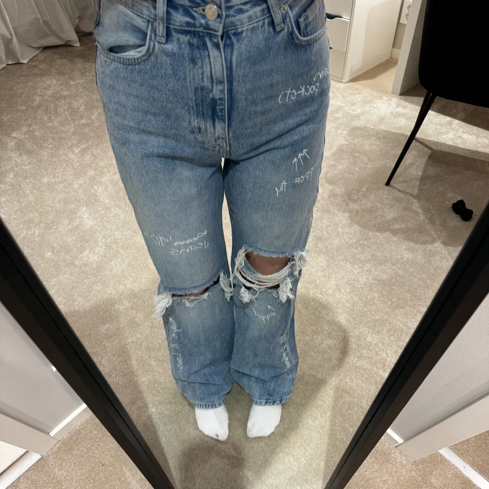 Coola högmidjade jeans med slitningar och ”klotter”. Väldigt bra skick💙. Jeans & Byxor.