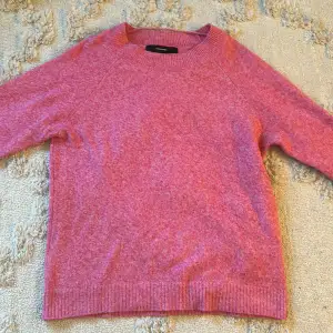Jättefin rosa stickad tröja från Vera Moda som inte andvönder längre, passar perfekt nu till våren 💓