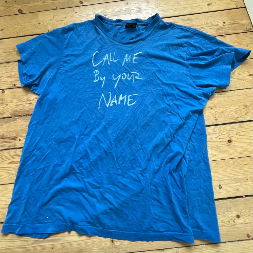 En hemma gjord call me by your name tröja! En vanlig blå t-shirt i storlek xxl köpt second hand och sedan har jag blekt på texten! Pris går att diskutera . T-shirts.
