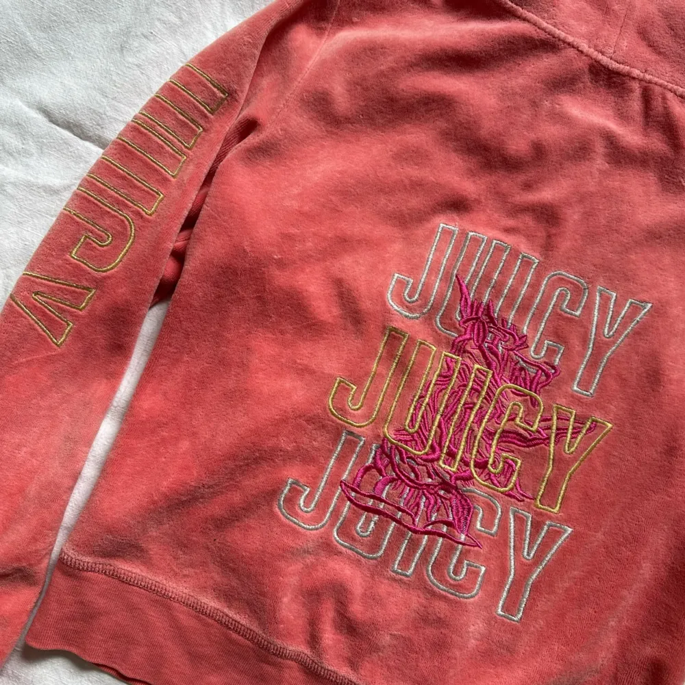 Så fin juicy couture hoodie med tryck på ärm och baksidan . Hoodies.
