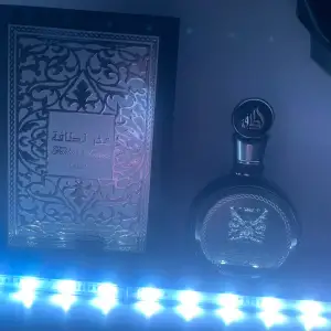 Lattafa Fakhar Black är en parfym som är inspirerad av YSL Y EDP  Porto tillkommer på 18kr 