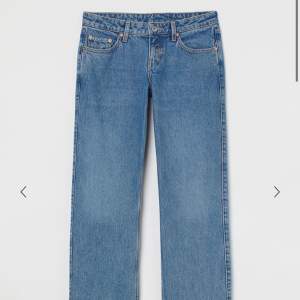 Weekday jeans modellen Arrow low straight.  Storleken är 24/32 Köpta 2023 samt sparsamt använda☺️❤️ Skriv för fler frågor eller bilder. Nypris 590 kr 