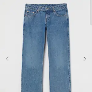 Weekday jeans modellen Arrow low straight.  Storleken är 24/32 Köpta 2023 samt sparsamt använda☺️❤️ Skriv för fler frågor eller bilder. Nypris 590 kr 