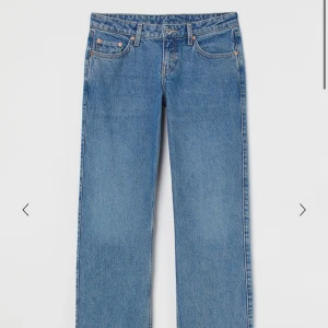 Weekday jeans  - Weekday jeans modellen Arrow low straight.  Storleken är 24/32 Köpta 2023 samt sparsamt använda☺️❤️ Skriv för fler frågor eller bilder. Nypris 590 kr 