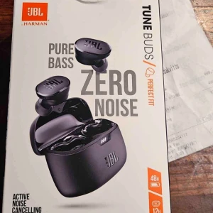 JBL Tune Buds (in ear hörlurar) - Nya hörlurar, bara använda någon gång. Nypris 899:-
